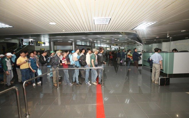 Làm thủ tục nhập cảnh tại Sân bay Quốc tế Nội Bài. (Ảnh: Thanh Tùng/TTXVN)